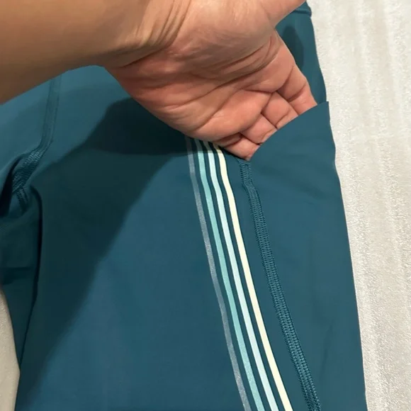 Like NEW - Lululemon High Rise Leggings - Picture 3 of 14